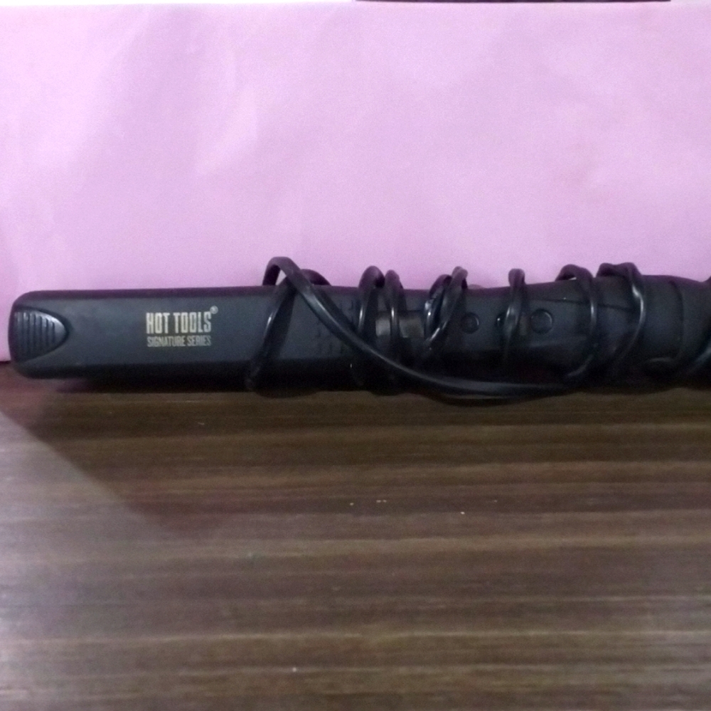 Hot Styles Signature Series flat iron